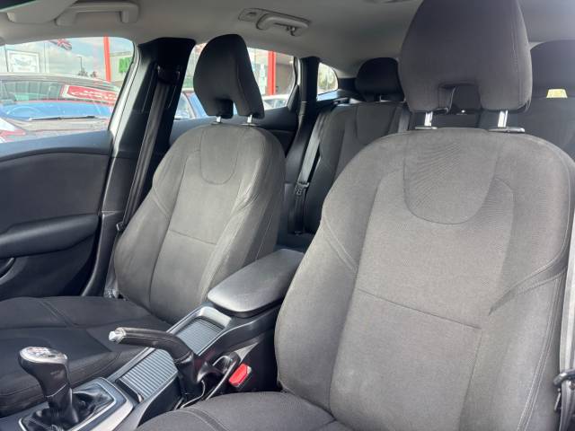 2013 Volvo V40 1.6 D2 ES 5dr -1 FORMER KEEPER-