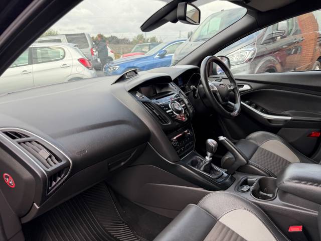 2013 Ford Focus 2.0T ST-2 5dr -10 SERVICES-