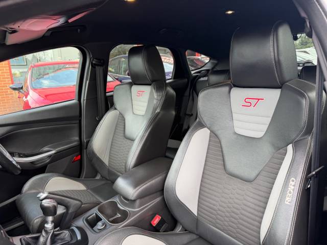 2013 Ford Focus 2.0T ST-2 5dr -10 SERVICES-
