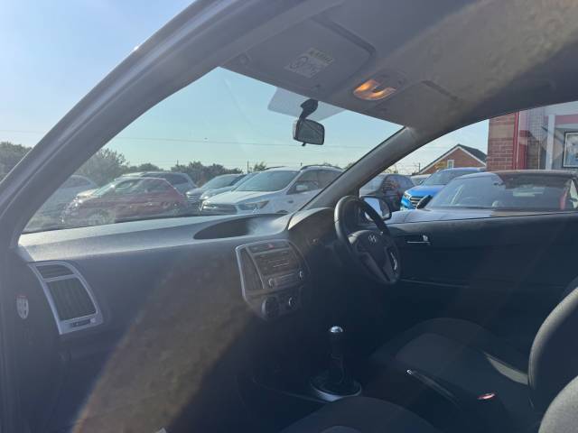 2015 Hyundai i20 1.2 Active 3dr -7 SERVICES-