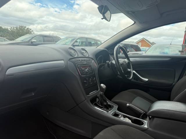 2013 Ford Mondeo 1.6 Graphite 5dr - 1 FORMER KEEPER - FULL SERVICE HISTORY - TIMING BELT REPLACED -