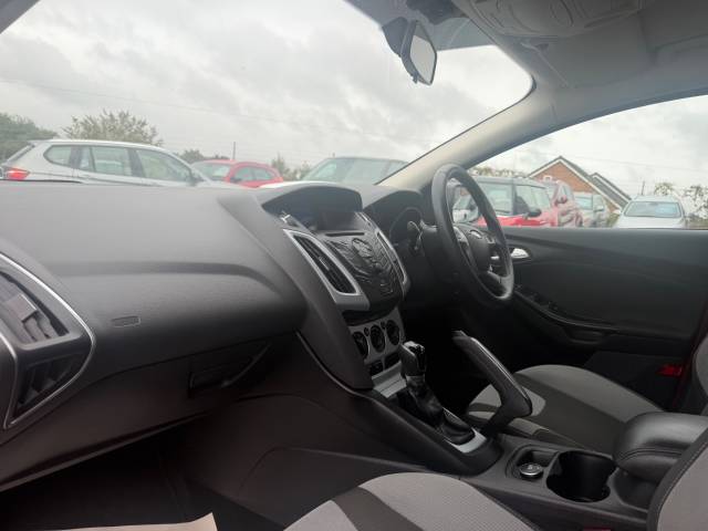 2011 Ford Focus 1.6 125 Zetec 5dr - 1 FORMER KEEPER -